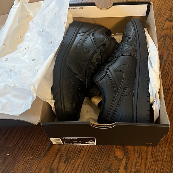 Air Jordan Low Triple Black Size 7 Men’s or women’s 8.5 - Picture 8 of 14